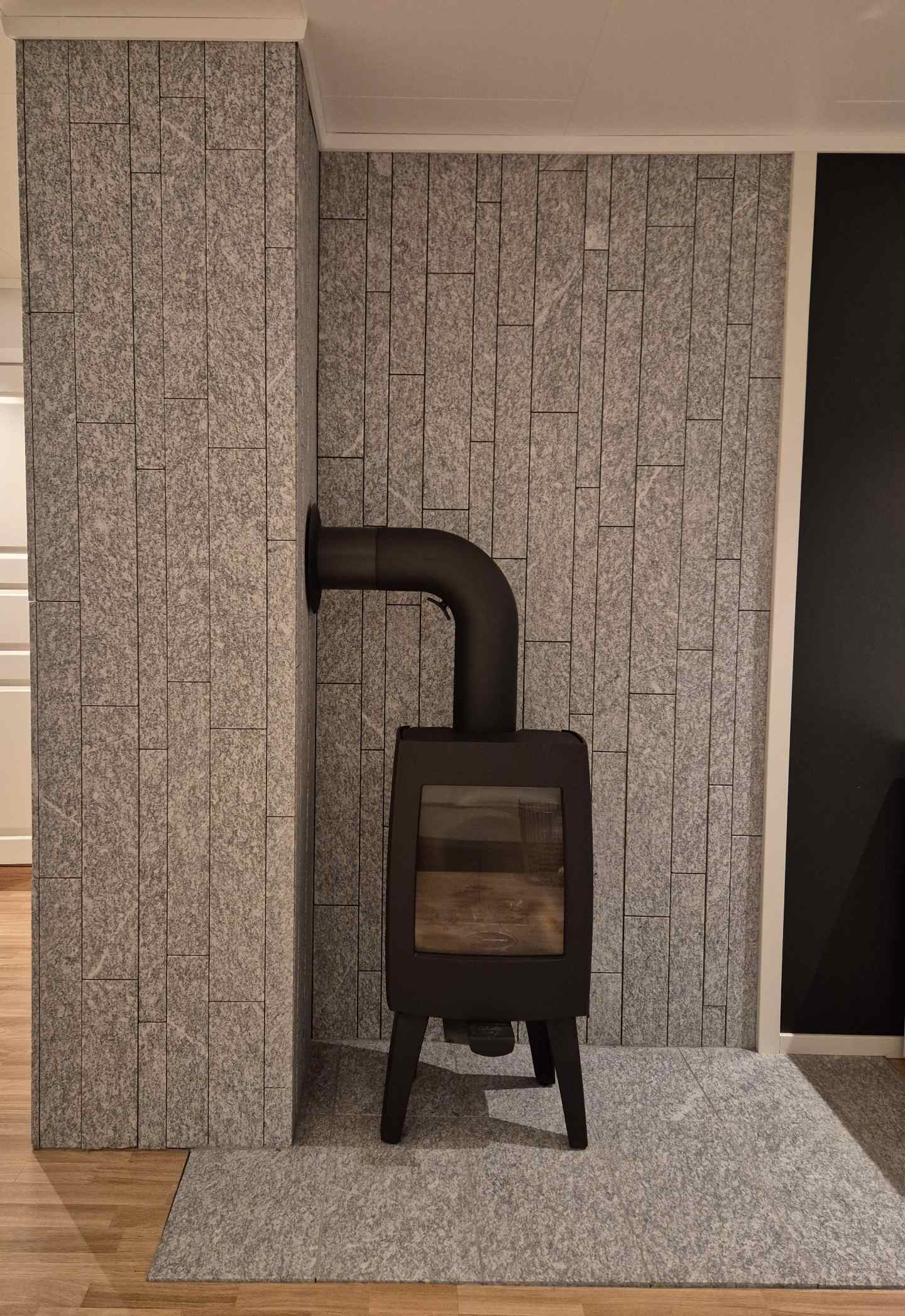 Hvit granittbenkeplate med subtile sorte årer